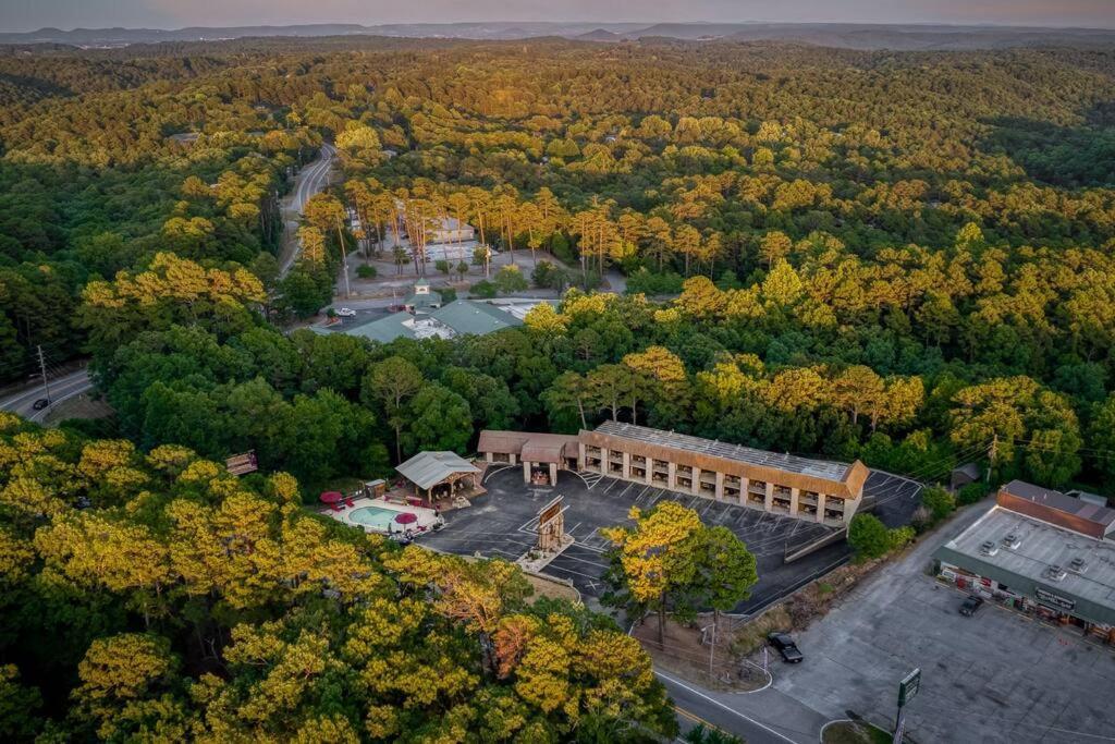 Stonegate Lodge King Bed Wifi Roku Tv Salt Water Pool Room #203 Eureka Springs Bagian luar foto