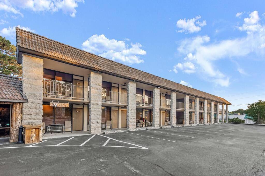 Stonegate Lodge King Bed Wifi Roku Tv Salt Water Pool Room #203 Eureka Springs Bagian luar foto