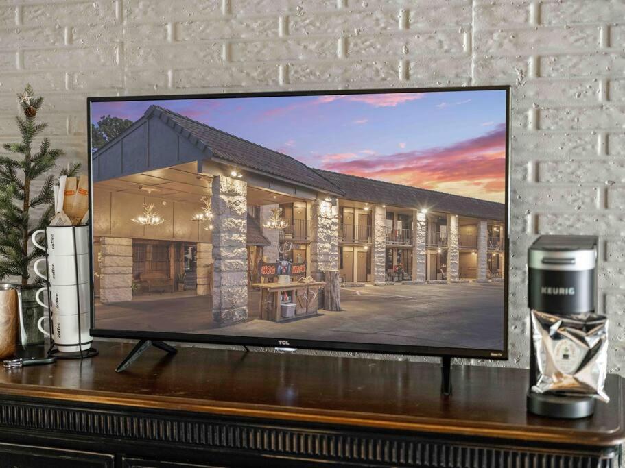 Stonegate Lodge King Bed Wifi Roku Tv Salt Water Pool Room #203 Eureka Springs Bagian luar foto