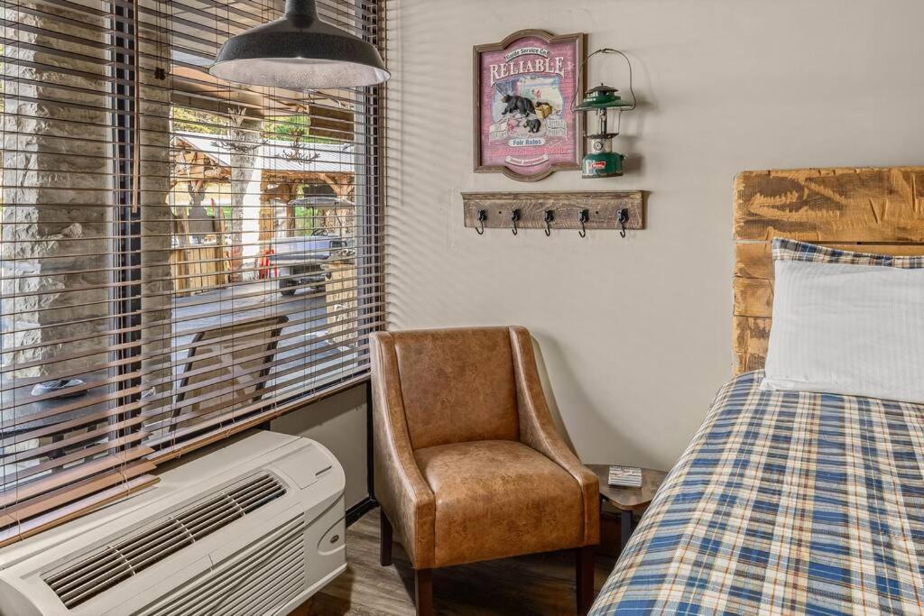 Stonegate Lodge King Bed Wifi Roku Tv Salt Water Pool Room #203 Eureka Springs Bagian luar foto