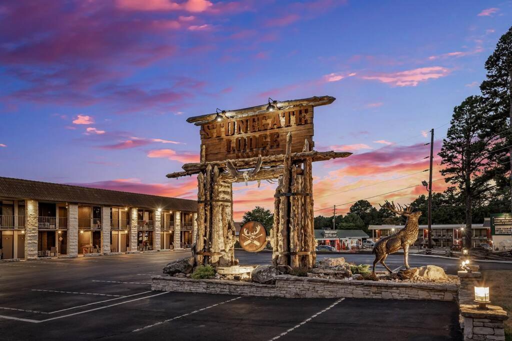 Stonegate Lodge King Bed Wifi Roku Tv Salt Water Pool Room #203 Eureka Springs Bagian luar foto
