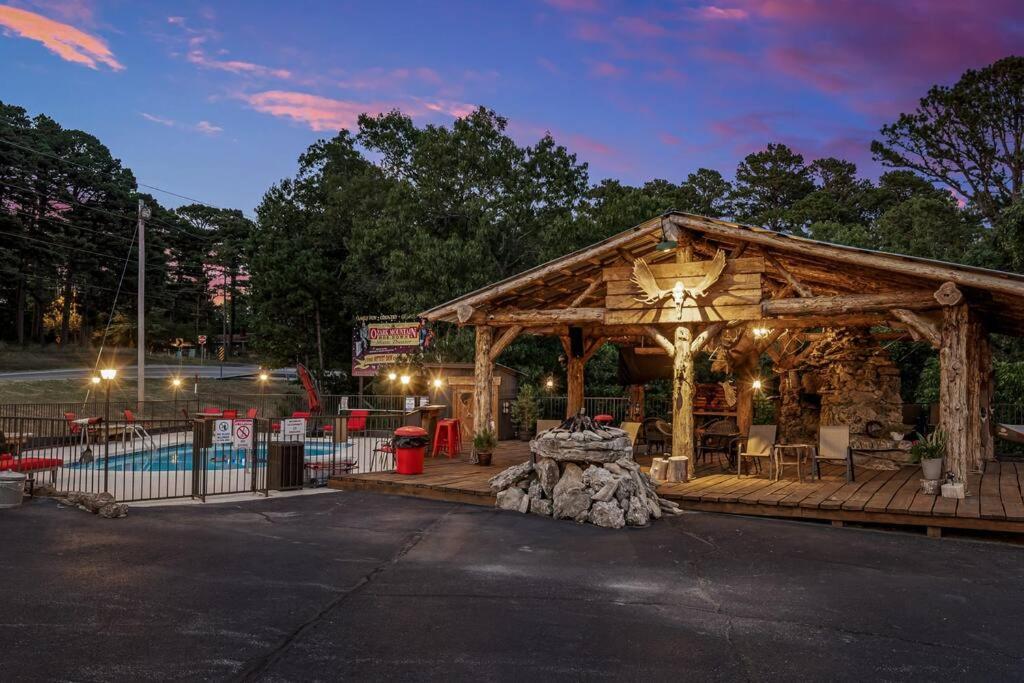 Stonegate Lodge King Bed Wifi Roku Tv Salt Water Pool Room #203 Eureka Springs Bagian luar foto